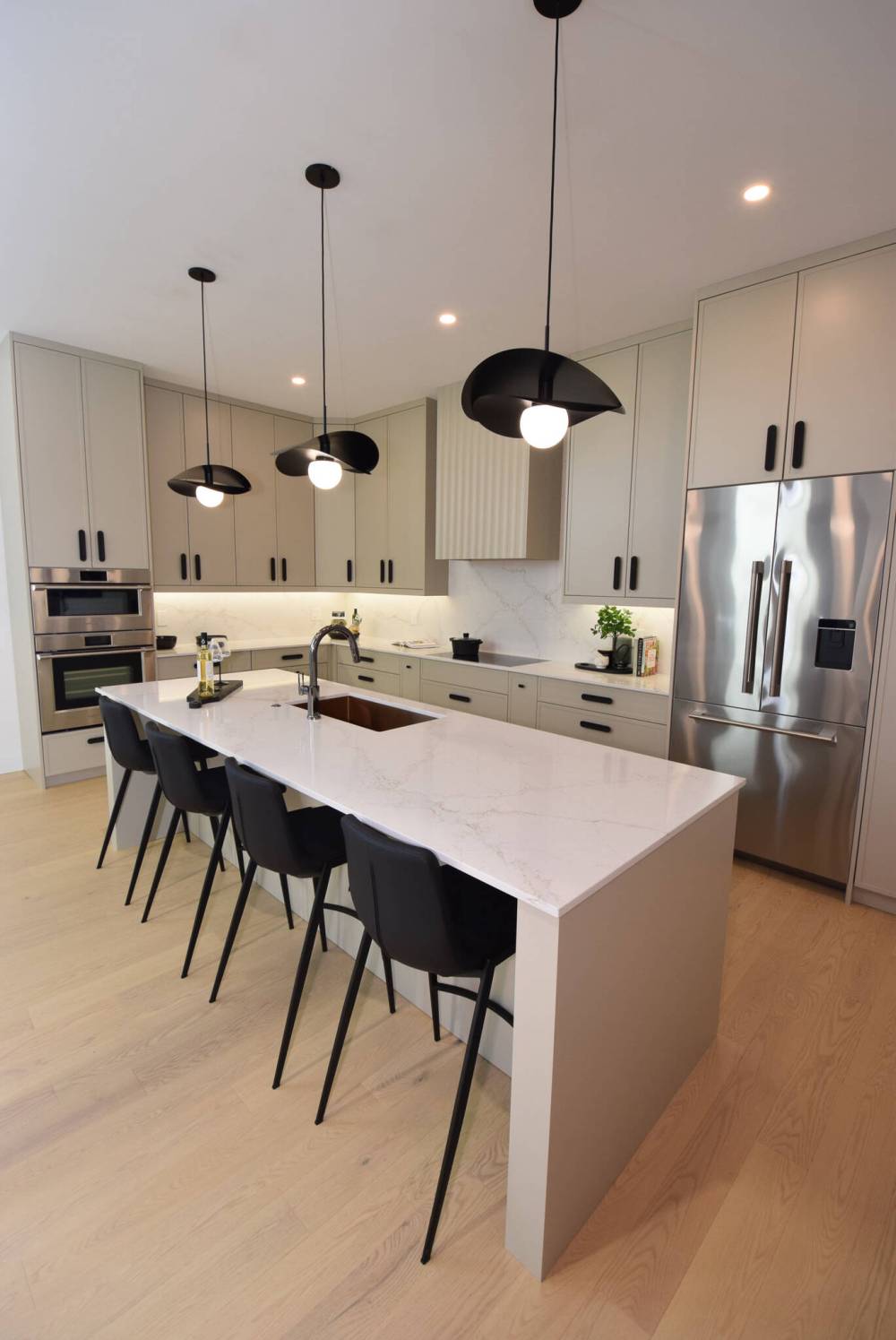 TODD LEWYS / FREE PRESS
Kitchens in the bungalow condos planned for Six Eleven on the River on Wellington Crescent will feature elegantly crafted cabinets, quartz countertops and matching quartz backsplashes, and high-end stainless-steel appliances.