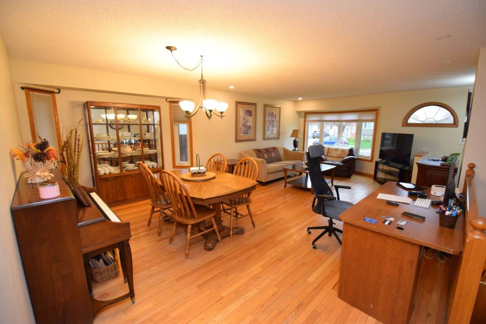 TODD LEWYS / FREE PRESS
Families will love the versatile, open-concept living room/dining room.