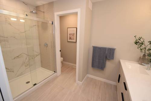 Todd Lewys / Free Press
                                The ensuite&rsquo;s centrepiece is a five-foot walk-in shower with rain shower head and two-tone, floor-to-ceiling tile surround.