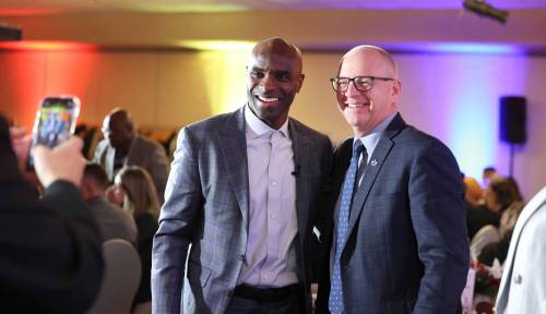 RUTH BONNEVILLE / FREE PRESS
                                Milt Stegall poses for a photo with Mayor Scott Gillingham.