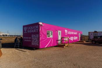 MIKE DEAL / FREE PRESS
                                Manitoba&rsquo;s first pop-up Liquor Mart &mdash; right next to Winnipeg&rsquo;s newest Costco at 4077 Portage Avenue.