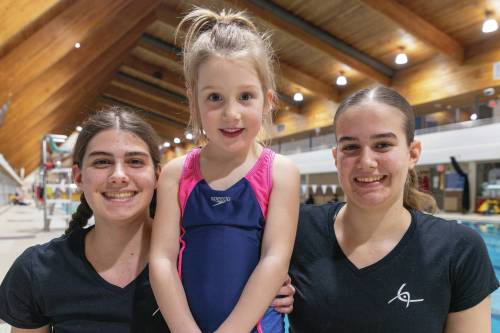 Marta Guerrero photo
                                &lsquo;Enseigner en français c&rsquo;est un moyen de montrer ta fiertéd&rsquo;etre francophone,&rsquo; dit Chloé Gosselin (à droite) avec sa soeur Calla (à gauche), et leur élève Éléonore.