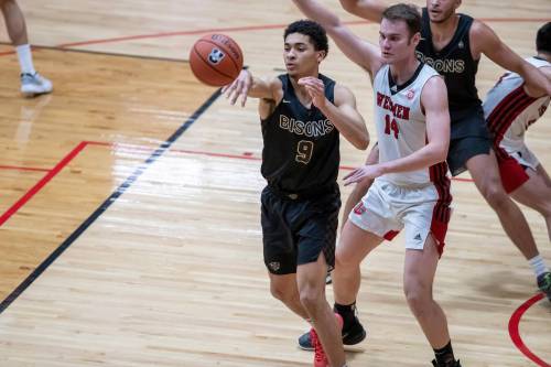 BROOK JONES / FREE PRESS FILES
                                University of Manitoba Bisons guard Daren Watts (left) said Thursday the team needs to play as one to win, feeling as though — particularly in their losses — they’re ‘moving as five separate guys’ on the court.