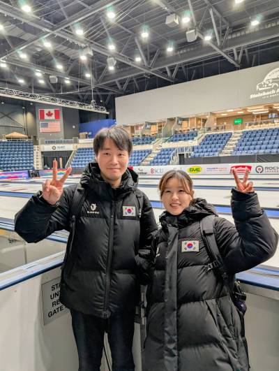 Taylor Allen / FREE PRESS
                                Skip Eun-ji Gim (right) praised Korea Curling Federation&rsquo;s technical trainer Min Lee from Morris for his dependability when her team or other Korean teams compete in Canada.
