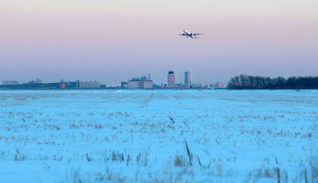 A city committee heard a report Tuesday on the planned development of Winnipeg Airports Authority land. (Ruth Bonneville / Free Press)