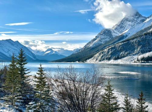 The Smith Dorrien Trail hugs the mountain-embraced Spray and Kananaskis lakes.