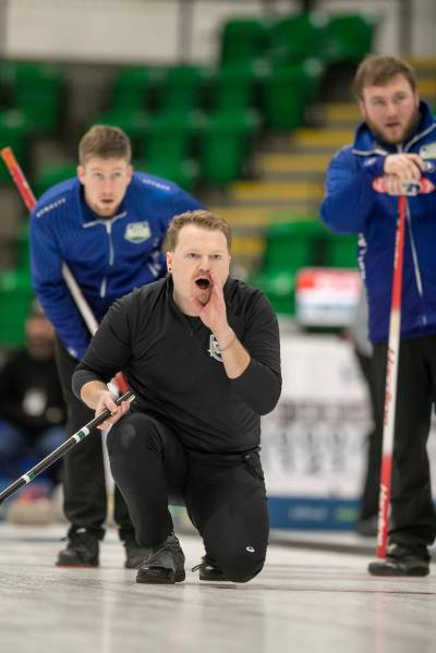 BROOK JONES / FREE PRESS
                                Skip Brett Walter of Assiniboine Memorial Curling Club yells instructions to his sweepers while watching his shot during their game against team Jeremy Sundell of Holland Curling Club at the 2026 Men&rsquo;s Provincial Curling Championship in Selkirk.