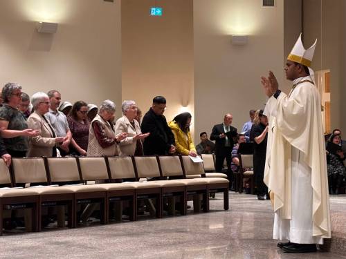 JOHN LONGHURST / FREE PRESS
                                Archbishop Susai Jesu of Keewatin-Le Pas blesses health-care workers at the Feb. 11 mass of appreciation.