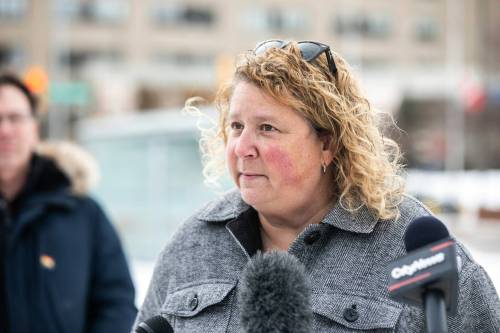MIKAELA MACKENZIE / FREE PRESS
                                Stacey Ross&rsquo;s sister Sheri Ross speaks to the media outside of St. Boniface Hospital, Tuesday. Sheri met with St. Boniface Hospital officials last week regarding the death of her sister, which is the subject of a critical incident review.