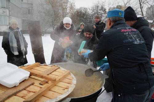 SERGEI GRITS / THE ASSOCIATED PRESS FILES
                                Kyiv residents receive free hot food during an early February blackout caused by a Russian air attack on Ukraine&rsquo;s energy system.