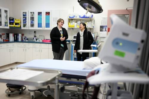 Tim Smith / The Brandon Sun
                                Lana Hogg, Manager of Health Services for the Minnedosa Health Centre, gives Dr. Karen Aquino a tour of the health centre on Friday morning.