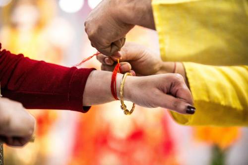 MIKAELA MACKENZIE / FREE PRESS
                                Pandit Venkat Machiraju ties a sacred red thread at the Hindu Temple and Cultural Centre.
