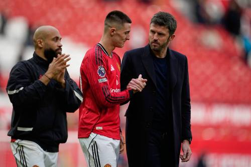 DAVE THOMPSON / THE ASSOCIATED PRESS
                                Manchester United&rsquo;s Benjamin Sesko shakes hands with coach Michael Carrick.