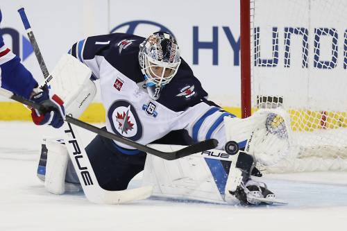 Heather Khalifa / THE ASSOCIATED PRESS
                                Winnipeg Jets goaltender Eric Comrie &mdash; who is riding a personal six-game winning streak &mdash; believes if the club can take care of business, it can reach the post-season.