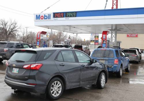 RUTH BONNEVILLE / FREE PRESS FILES
                                The City of Winnipeg issued a reminder to all departments to watch fuel consumption in the face of rising gas prices.
                                Ruth Bonneville Free Press Local - Gas prices Drivers line up at the Mobil gas station on McPhillips to take advantage of one of the lowest gas prices in the city Tuesday. See story by Tyler March 31st, 2026