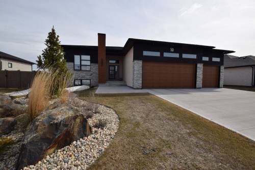 TODD LEWYS / FREE PRESS
                                The distinctive exterior is a prelude to the bungalow&rsquo;s elegant yet efficient design.