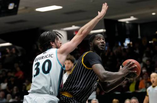 ADRIAN WYLD / THE CANADIAN PRESS FILES
                                Jeremiah Tilmon Jr. (right) will join the Winnipeg Sea Bears for the 2026 campaign. The forward helped the Hamilton Honey Badgers win the 2022 league title.