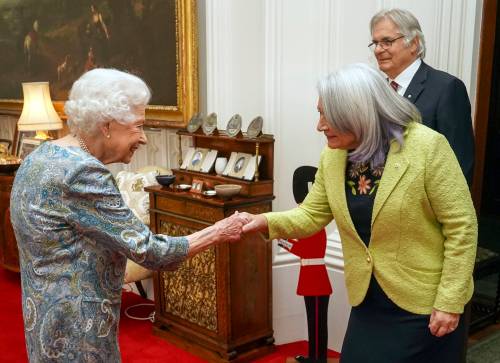 Steve Parsons / Associated Press files
                                In this 2022 photo, Whit Fraser (right) and Governor General Mary Simon (centre) meet Queen Elizabeth II at Windsor Castle. Fraser first met Simon in Nunavut in 1973; they married in 1994.