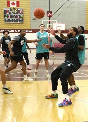 Ruth Bonneville / Free Press
                                Winnipeg Sea Bears&rsquo; Teddy Allen (front right), on the court during the Sea Bears training camp at St. Paul&rsquo;s High School, Thursday.