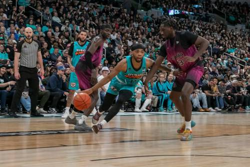 BROOK JONES/FREE PRESS 
                                Winnipeg Sea Bears point guard Armani Chaney (No. 11) drives to the hoop with the ball while Saskatoon Mamba guard/forward Jamal Fuller covers him during first quarter action on Saturday.