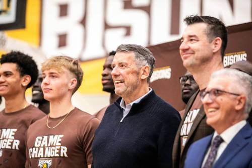 MIKAELA MACKENZIE / FREE PRESS
                                Former Bison John Loewen (centre) poses with the current men&rsquo;s basketball team in a ceremony celebrating his $1 million donation to the program Monday morning at the U of M.