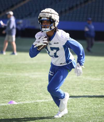 RUTH BONNEVILLE / FREE PRESS FILES
                                Winnipeg Blue Bombers receiver Dorian Singer made three catches for 59 yards and picked up 82 yards on three kickoff returns on Saturday against the Saskatchewan Roughriders in the opening pre-season tilt.