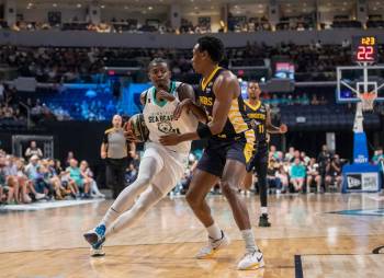 BROOK JONES / FREE PRESS FILES
                                The Winnipeg Sea Bears signed fan favourite Trevon Scott (left) on Saturday. The forward will be in the lineup as the club concludes its four-game road trip this week.