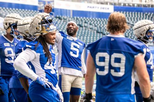 MIKAELA MACKENZIE / FREE PRESS
                                Winnipeg Blue Bomber defensive linemen Willie Jefferson (centre) and Jake Ceresna kept the pressure up on the Calgary Stampeders, especially late when it mattered most.