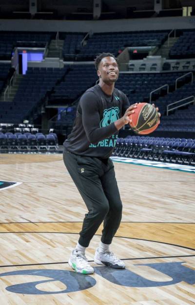 Ruth Bonneville / FREE PRESS FILES
                                Winnipeg Sea Bears forward Emmanuel Akot managed to throw some free throws at practise on Tuesday after having suffered a sprained ankle on Friday.