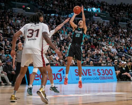 BROOK JONES/FREE PRESS
                                Newly arrived Sea Bears guard Isiah Osborne shoots as Surge forward Addison Patterson tries to block the shot, Friday, in Winnipeg. Osborne was the catalyst in many ways for the Sea Bears in their victory over the Surge.