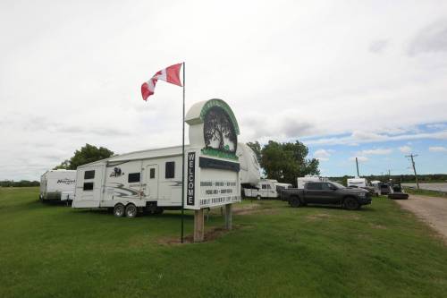 Matt Goerzen / The Brandon Sun
                                Campers, vehicles and equipment could be seen near the entrance to Turtle Crossing Campground after rising water levels in the Assiniboine River prompted the camp&rsquo;s partial evacuation, Tuesday afternoon.