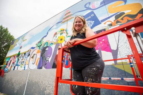 MIKAELA MACKENZIE / FREE PRESS
                                Mandy Van Leeuwen is about four weeks into the expected six-week Folklorama mural project.