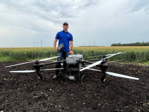 AARON EPP / FREE PRESS 
                                Kevin Falk, a research scientist at Corteva Agriscience Canada Co., with a DJI Agras T50 drone at Innovation Farms in Grosse Isle on Wednesday.
