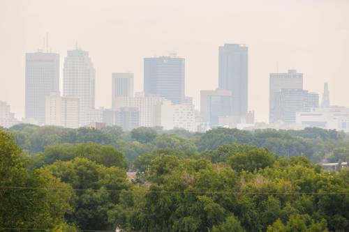 MIKE DEAL / FREE PRESS
                                Smoke from northwestern Ontario wildfires envelopes Winnipeg Friday morning. The air quality in the city improved by the afternoon but an Environment Canada meteorologist warned the situation could change quickly.