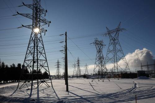 Tim Smith / Brandon Sun files
                                Hydro lines lead away from the Manitoba Hydro Brandon Generating Station. Advocates are asking the crown corporation to consider batteries and micro nuclear reactors.