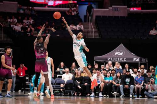 BROOK JONES / FREE PRESS
                                Winnipeg Sea Bears guard Xavier Moon leaps into the air to attempt to block a shot by Saskatoon Mamba guard Devonte Bandoo during Thursday&rsquo;s semifinal against Saskatoon.