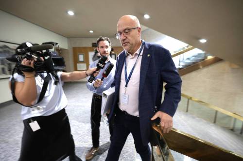 Coun. Russ Wyatt tries to evade reporters as he walks into City Hall on Thursday. (Ruth Bonneville / Free Press)