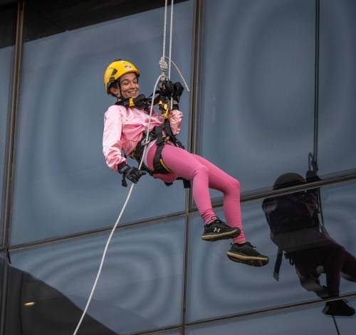 Morgan Parker of Team Pink Ladies rappels down the side of Manitoba Hydro Place for Easter Seals&rsquo; Drop Zone on Tuesday. (Robert Lee / Free Press)