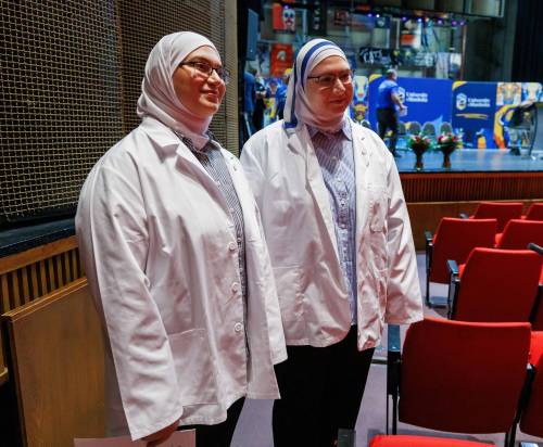 MIKE DEAL / FREE PRESS
                                Sisters Dana Jalal (left), 21, and Maya Jalal, 22, during the White Coat ceremony introducing the University of Manitoba&rsquo;s Max Rady School of Medicine Class of 2030 on Wednesday.