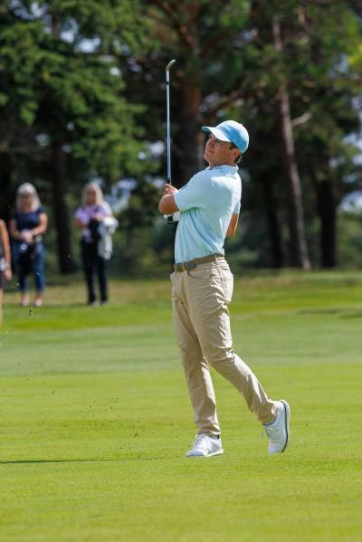 MIKE DEAL / FREE PRESS
                                Winnipegger Braxton Kuntz shot a stellar five-under 67 to finish just one shot shy of the lead after the first round of the Manitoba Open Thursday.