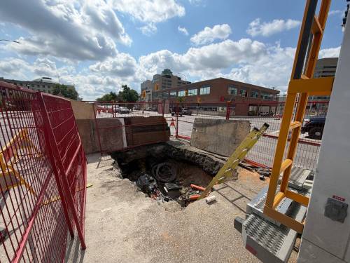 MORGAN MODJESKI / FREE PRESS
                                A contractor working for Manitoba Hydro cut the underground communications cable while installing a streetlight cable.
