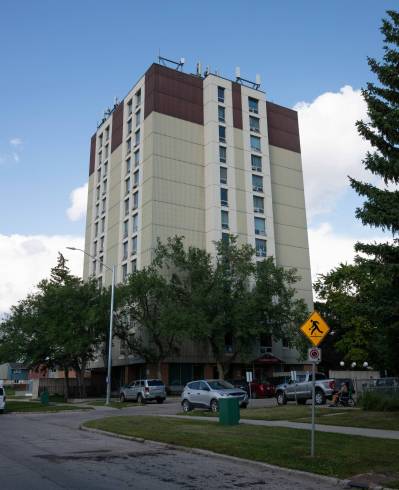 ROBERT LEE / FREE PRESS
                                529 Country Club Blvd. is a Manitoba Housing seniors residence.
