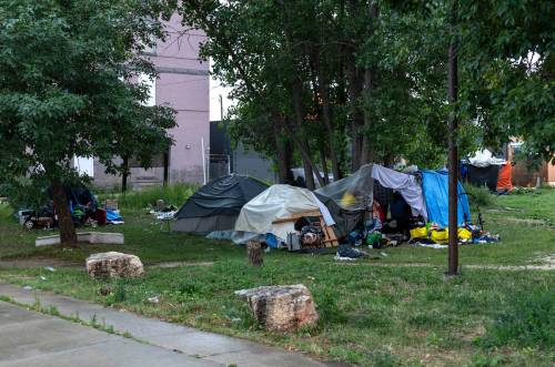 ROBERT LEE / FREE PRESS FILES
                                A homeless encampment off Higgins Avenue last Wednesday. A recent tally by the City of Winnipeg shows the number of people in encampments has fallen to 245 people in 72 encampments across the city in July, compared with 700 people in about 100 encampments as of last September.