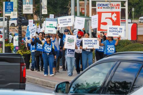 Workers walk the picket line outside the Dynacare location at 55 Marion St. on Tuesday morning. (Mike Deal / Free Press)