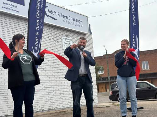 MORGAN MODJESKI / FREE PRESS
                                Daniel Emond, president and CEO of Adult & Teen Challenge of Central Canada, cuts a ribbon to open the organization&rsquo;s new community services office at 1020 Main St. in Winnipeg.