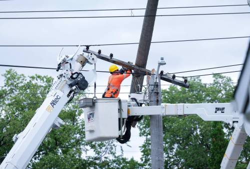 Ruth Bonneville / Free Press
                                Manitoba Hydro crews work to repair several hydro poles that snapped or fell down after a severe storm tore through River Heights on Sept. 6.