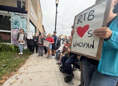 SCOTT BILLECK / FREE PRESS
                                Protesters line the sidewalk outside Premier Wab Kinew&rsquo;s constituency office on Osborne Street Friday afternoon, calling on the Residential Tenancies Branch to freeze disputed rent increases until tenants have a chance to challenge them.