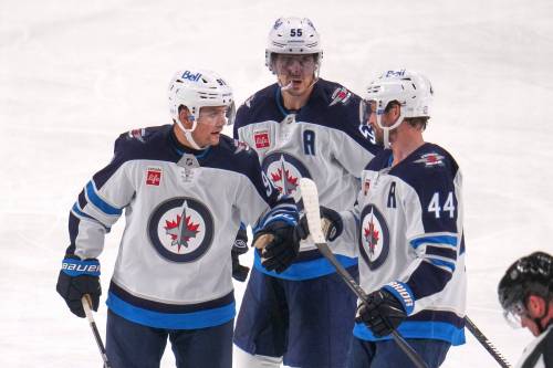 Gene J. Puskar / The Associated Press Files
                                Winnipeg Jets&rsquo; Mark Scheifele, centre, recorded two assists in the Jets&rsquo; win over the Avalanche, Wednesday.