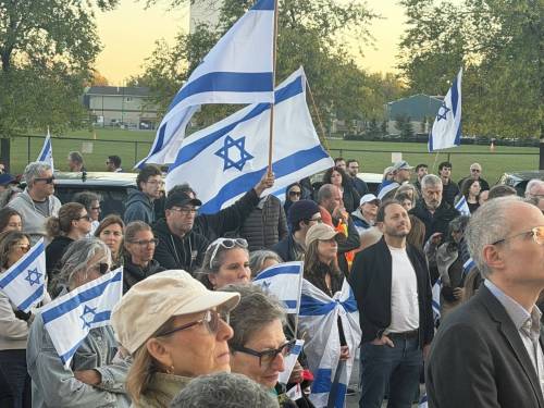 MORGAN MODJESKI / FREE PRESS
                                Hundreds gathered at the Asper Jewish Community College Wednesday night to remember the victims of the Oct. 7 attacks.