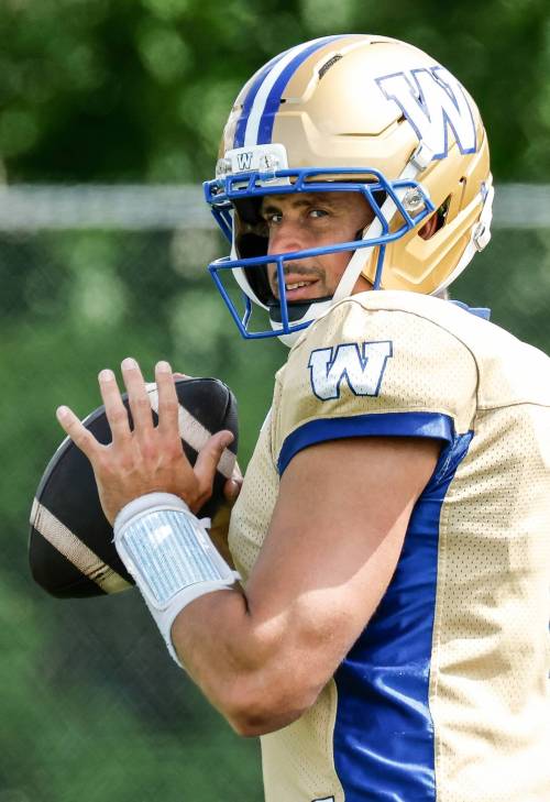 JOHN WOODS / FREE PRESS FILES
                                Winnipeg Blue Bombers quarterback Zach Collaros said Thursday he&rsquo;s feeling comfortable in his decision to play against Calgary on Saturday. The starting pivot went down with a head injury after making a tackle in the Banjo Bowl.